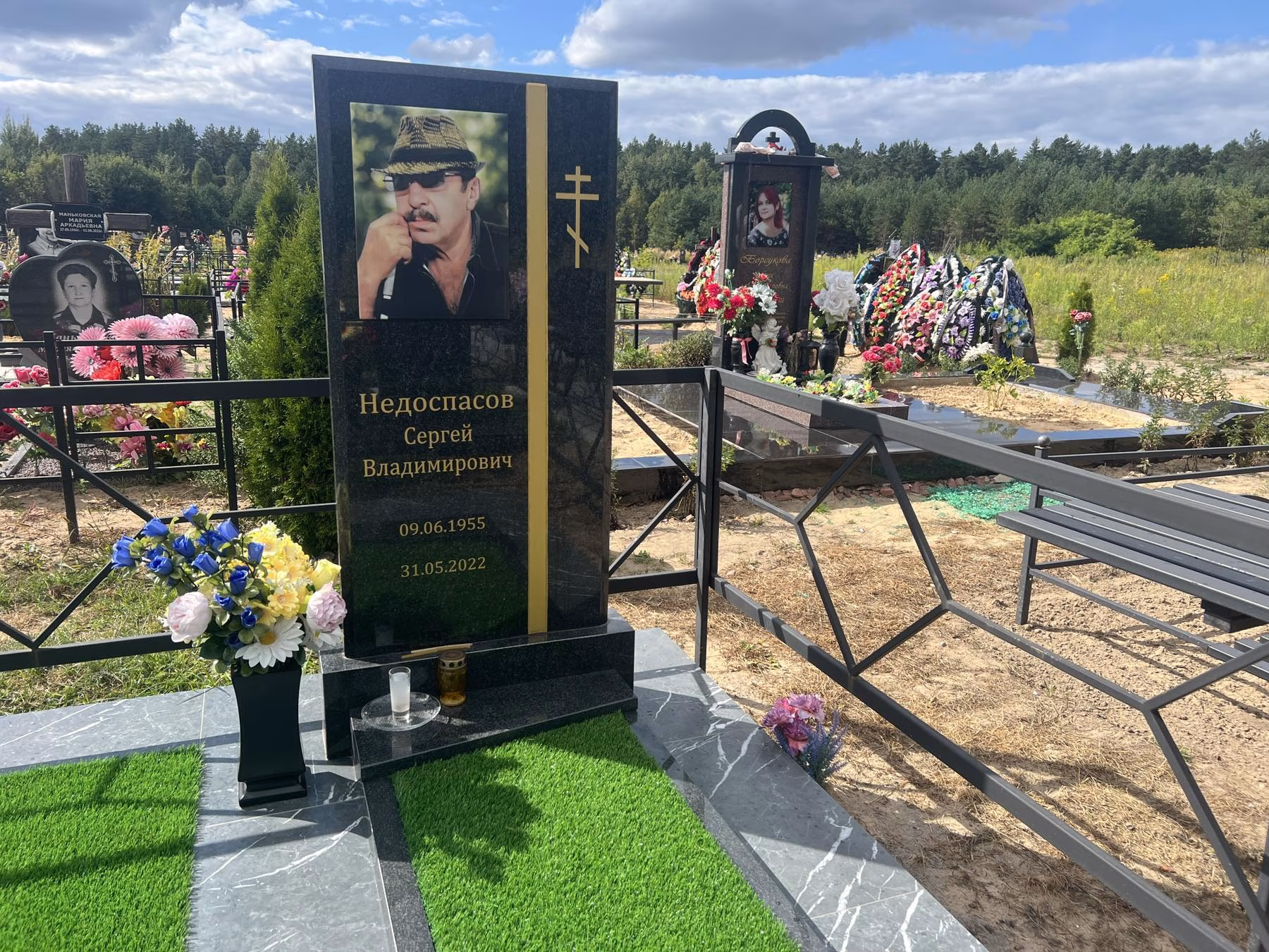 Элитный вертикальный памятник со стеклом (фотокерамикой) и благоустройством искусственным газоном