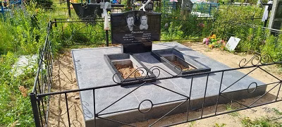 Двойной мемориальный комплекс с кованой оградой на матовом подиуме