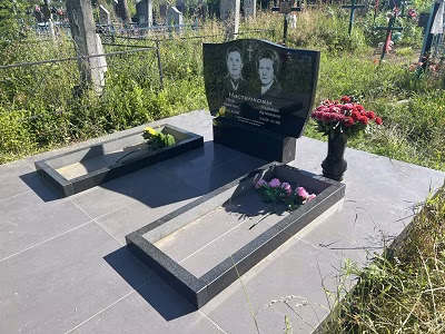 Семейный горизонтальный памятник с раздельными цветниками на матовом подиуме