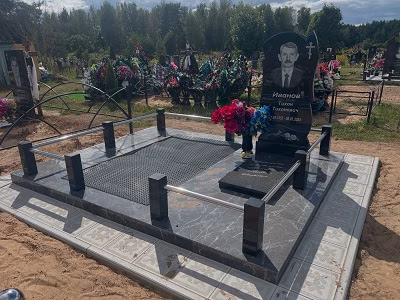 Одиночный мемориальный комплекс премиум-класса с гранитным цоколем и ритуальными аксессуарами