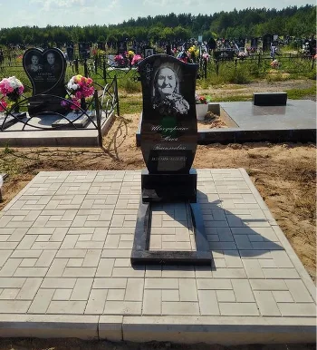 Одинарный памятник из чёрного габбро с фигурной стелой
